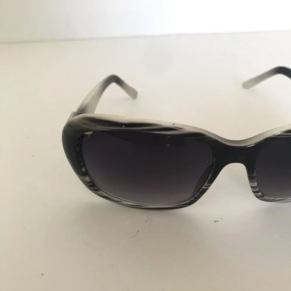 Liz Claiborne visible wear